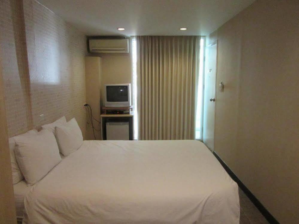 Urban House Hotel Банкок Екстериор снимка